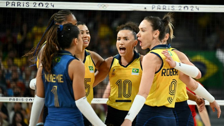 Jogadoras brasileiras comemoram durante a partida preliminar feminina de vôlei entre Brasil e Polônia durante os Jogos Olímpicos de Paris 2024, na South Paris Arena 1, em Paris, em 4 de agosto de 2024. Natália KOLESNIKOVA/AFP