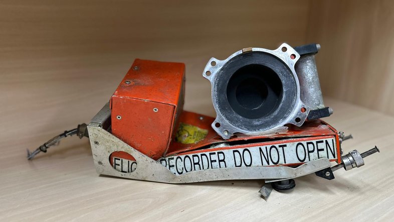 Caixa-preta de avião que caiu gravou gritaria e pergunta do copiloto sobre 'potência' do avião, diz jornal