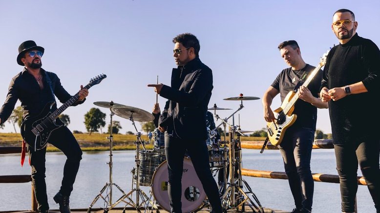 Zezé Di Camargo e banda