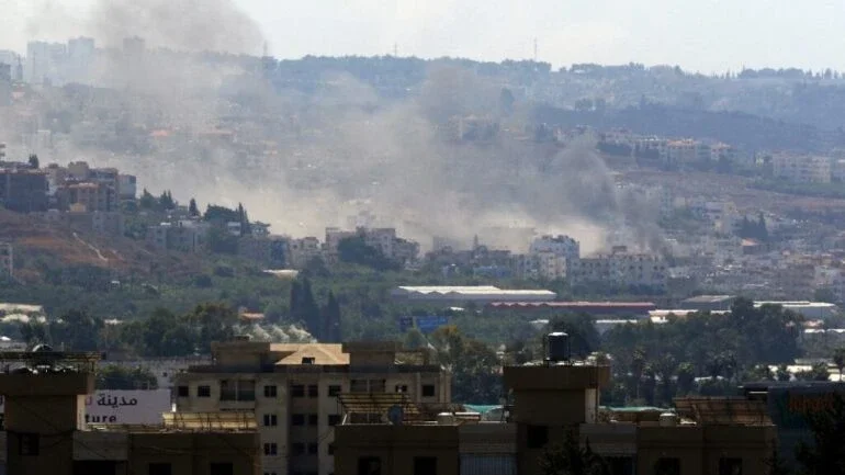 Fumaça sai do local de um ataque aéreo israelense na cidade de Ghaziyeh, no sul do Líbano, em 23 de setembro de 2024