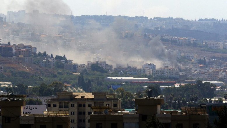 Fumaça sai do local de um ataque aéreo israelense na cidade de Ghaziyeh, no sul do Líbano, em 23 de setembro de 2024