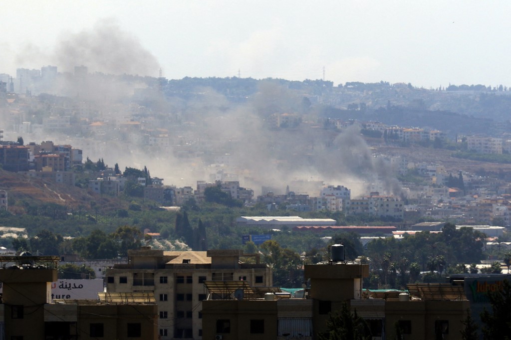 Fumaça sai do local de um ataque aéreo israelense na cidade de Ghaziyeh, no sul do Líbano, em 23 de setembro de 2024