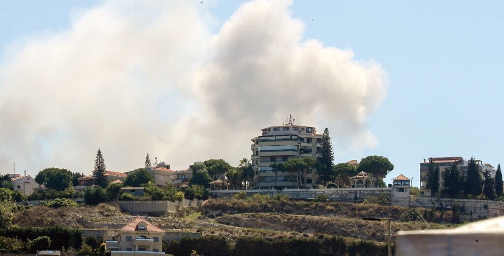 Fumaça sai do local de um ataque aéreo israelense que teve como alvo a cidade de Sarafand, no sul do Líbano, em 26 de setembro de 2024