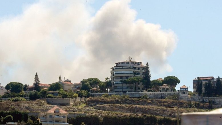 Fumaça sai do local de um ataque aéreo israelense que teve como alvo a cidade de Sarafand, no sul do Líbano, em 26 de setembro de 2024