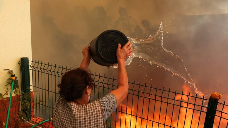 Três bombeiros morrem em Portugal durante combate a dezenas de incêndios florestais