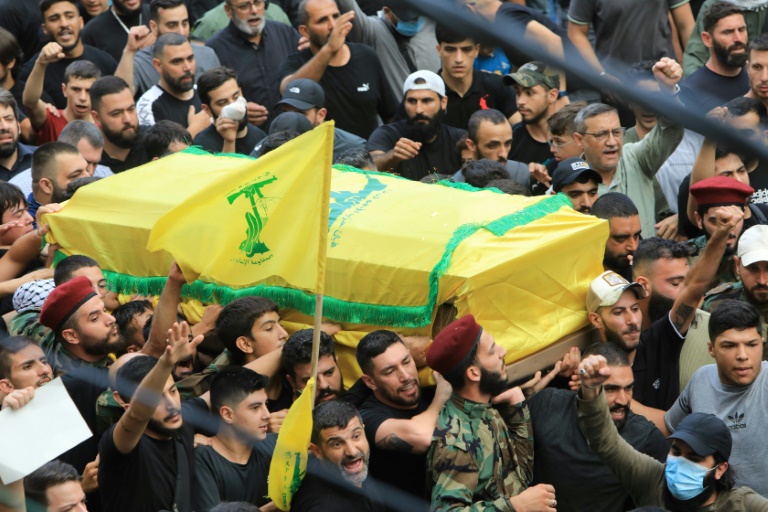 Entre raiva e lealdade, Hezbollah presta homenagem ao chefe de sua unidade de elite