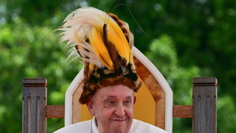 O papa Francisco com um cocar de penas em Vanimo, Papua-Nova Guiné - AFP