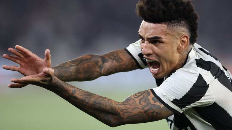 Botafogo derrota o Fortaleza em jogo elétrico e alcança a liderança isolada do Brasileiro