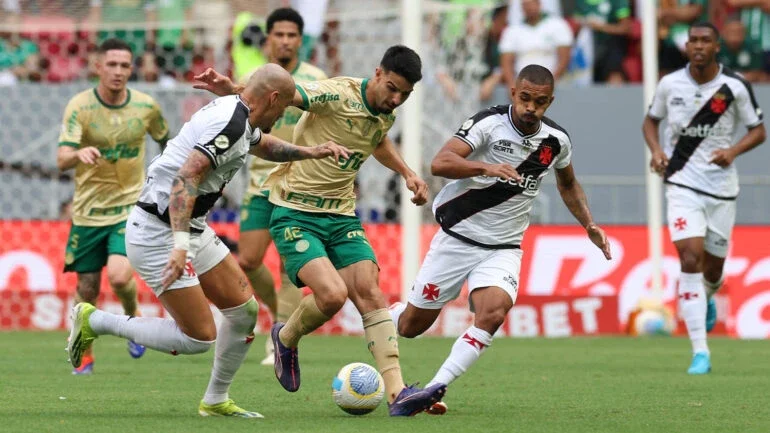 Flaco López disputa bola com o jogador do Vasco