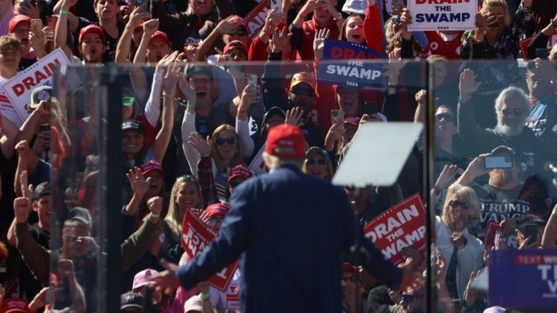 Em estados-chave, Trump aquece campanha e Harris se prepara para debate