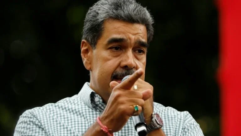 Justiça argentina ordena prisão de Maduro; Venezuela pede detenção de Milei