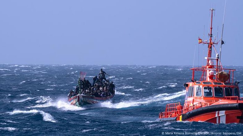 Na ilha espanhola El Hierro, moradores ajudam imigrantes africanos