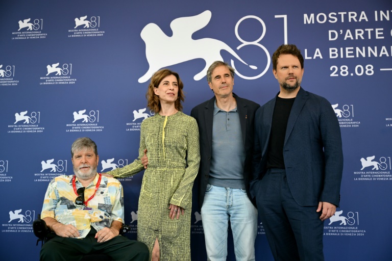 Walter Salles, Brad Pitt e George Clooney marcam presença no Festival de Veneza