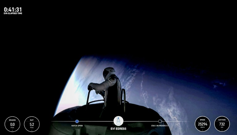 Esta imagem estática tirada de uma transmissão da SpaceX e da Polaris em 12 de setembro de 2024 mostra o bilionário fintech americano Jared Isaacman (EV1) espiando o espaço de uma estrutura de escotilha chamada "Skywalker", durante a primeira caminhada espacial privada - Polaris Program/AFP