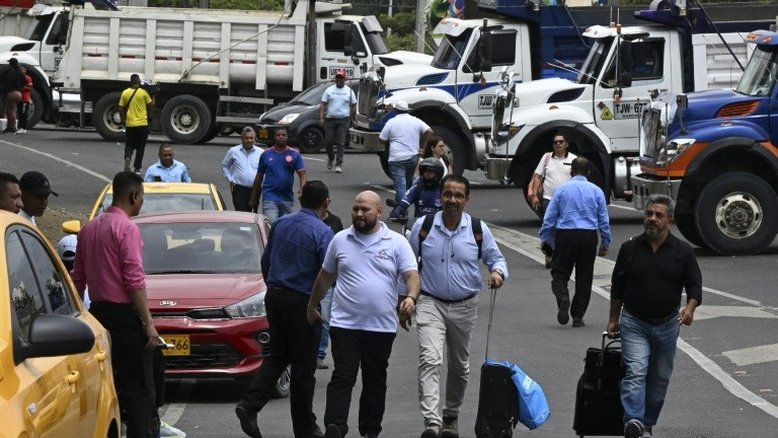 Polícia começa a liberar vias bloqueadas por caminhoneiros na Colômbia