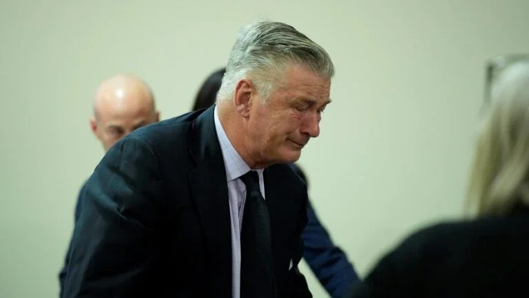 Promotora do caso Alec Baldwin pede ao juiz que reconsidere anulação do julgamento