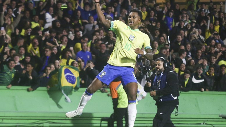Rodrygo aguarda Neymar para dividir responsabilidade e admite adaptação como 10 da seleção