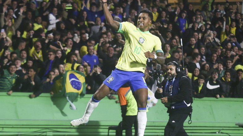 Rodrygo aguarda Neymar para dividir responsabilidade e admite adaptação como 10 da seleção