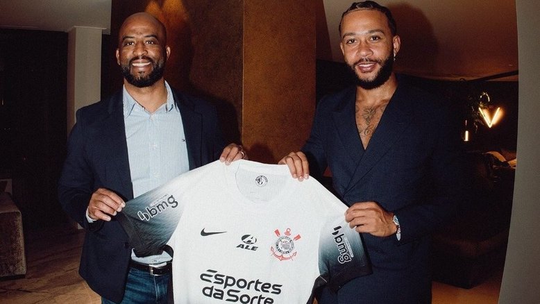 Corinthians oficializa a contratação do atacante holandês Memphis Depay até 2026