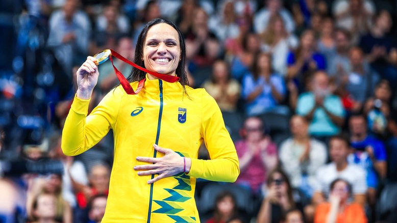 Carol Santiago com um dos seus três ouros das Paralimpíadas Paris 2024 | Marcello Zambrana/CPB
