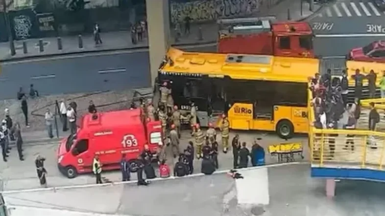 Acidente com BRT deixa mais de 60 feridos no RJ