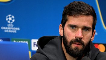 Alisson desfalca pré-temporada do Liverpool na Ásia por ‘problemas pessoais’