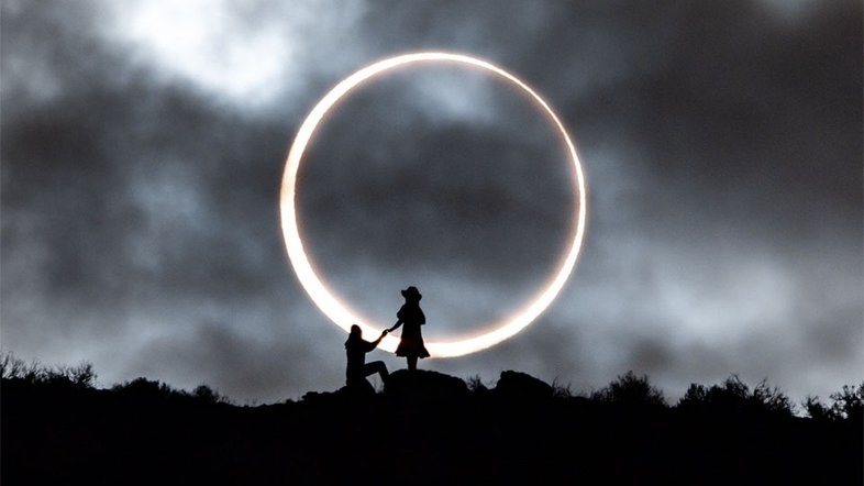 Ela sabia de tudo, menos a pergunta feita no momento exato do registro desta imagem. Ela estava bem ciente de que haveria um Eclipse Solar Anular, com o típico “anel de fogo”, visível no Lago Abert, em Oregon, nos EUA. Confortável com o relacionamento, ela e o namorado concordaram em posar para uma foto em silhueta diante deste fascinante fenômeno natural, em outubro do ano passado. Sabendo que a ocultação do Sol duraria apenas alguns minutos, o casal ajudou no planejamento minucioso do amigo fotógrafo, que montou sua câmera a cerca de 400 metros de distância do local. A pergunta feita pelo namorado soou como grande surpresa, embora a resposta ela já tivesse: “sim”!