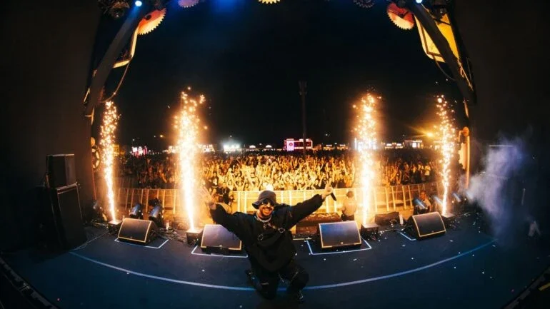 DJ Topo faz performance marcante no Rock in Rio 2024 com hologramas e efeitos 4D