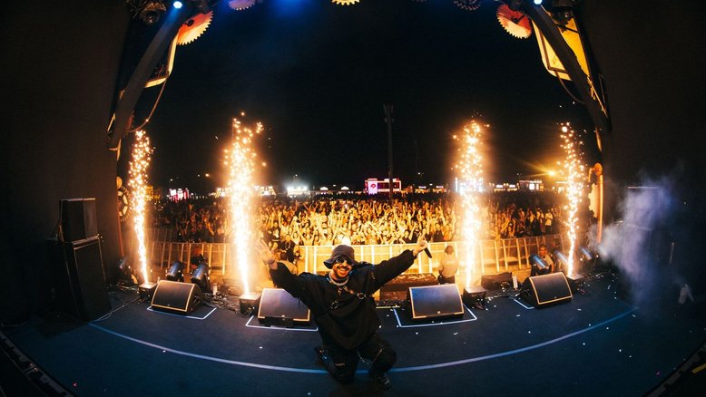 DJ Topo faz performance marcante no Rock in Rio 2024 com hologramas e efeitos 4D