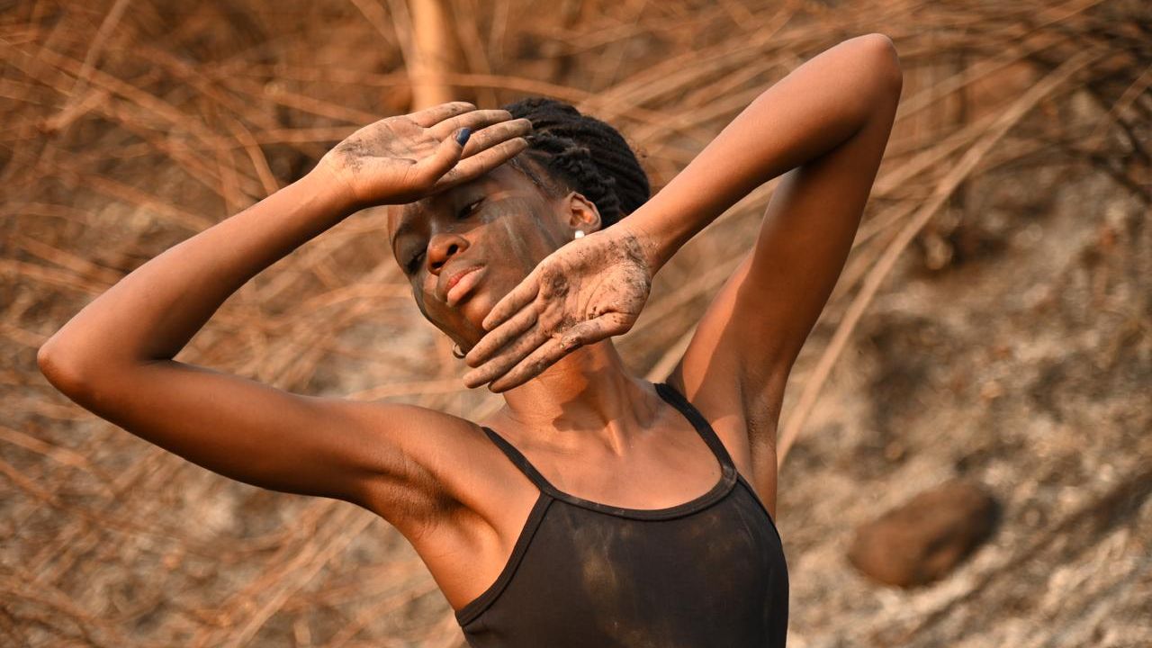 Bailarina Larissa de Souza em área afetada pelos incêndios em Ribeirão Preto