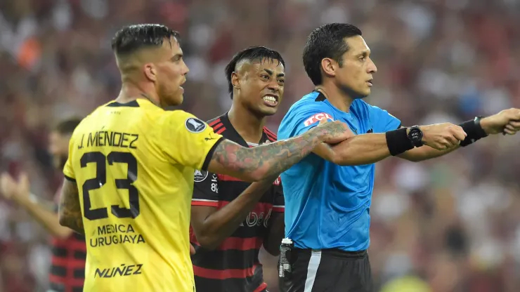 Flamengo joga mal e perde para o Peñarol no Maracanã