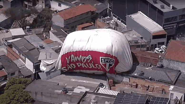 Dirigível caiu em Osasco, na região metropolitana de São Paulo | Reprodução/TV Globo