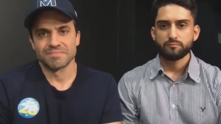 Pablo Marçal (PRTB), à esquerda, dá entrevista a canal argentino acompanhado do assessor Nahuel Medina | Reprodução/YouTube