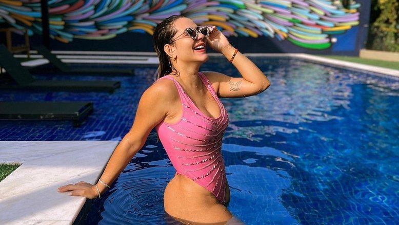 Deolane Bezerra ostenta vida luxuosa nas redes sociais