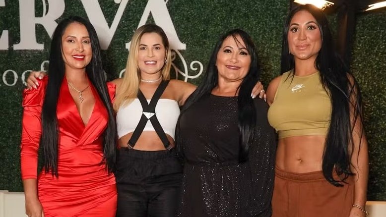 Glow News - Filho adotivo, irmãs famosas e barracos: conheça a família de Deolane Bezerra