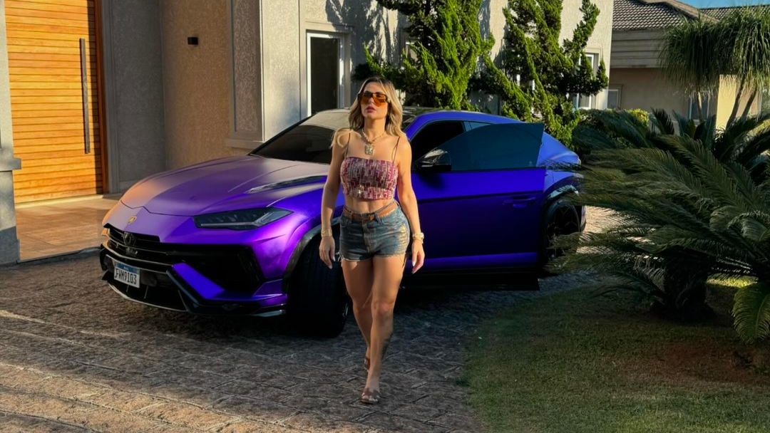 Deolane Bezerra compartilhou fotos com a Lamborghini Urus em suas redes sociais