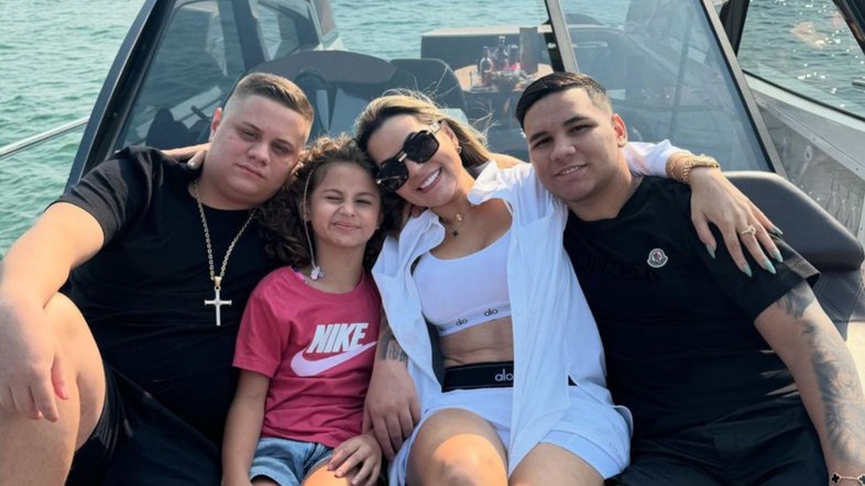 Deolane com os filhos Gilliard, Kayky e Valentina