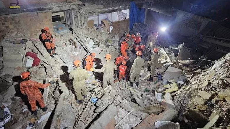 Casa de três andares desaba e deixa um ferido no Rio de Janeiro