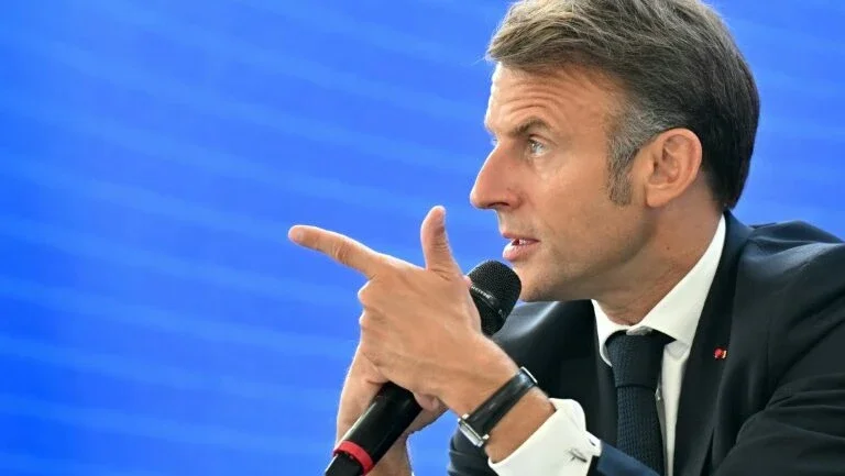 O que Macron pode fazer após a queda do governo na França?