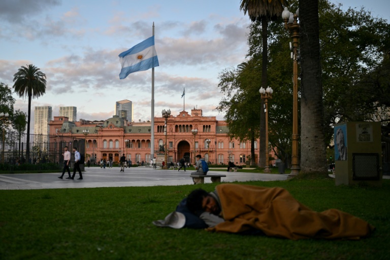 Pobreza dispara e atinge metade da população da Argentina