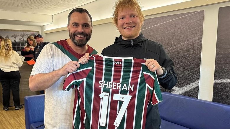 Ed Sheeran posa com a camisa do Fluminense