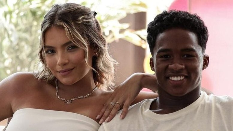 Endrick anuncia casamento com modelo Gabriely Miranda