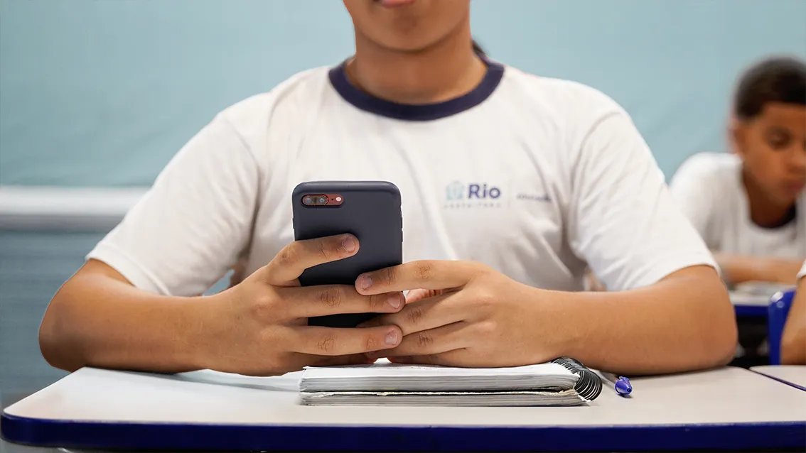 Educadores elogiam possível restrição ao uso de celulares nas escolas