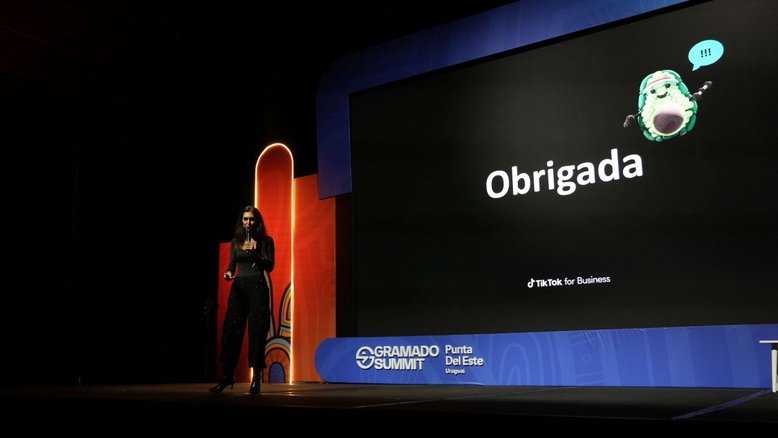 Gabriela Comazzetto, que comanda a operação de negócios do TikTok na América Latina, durante palestra na Gramado Summit Punta del Este