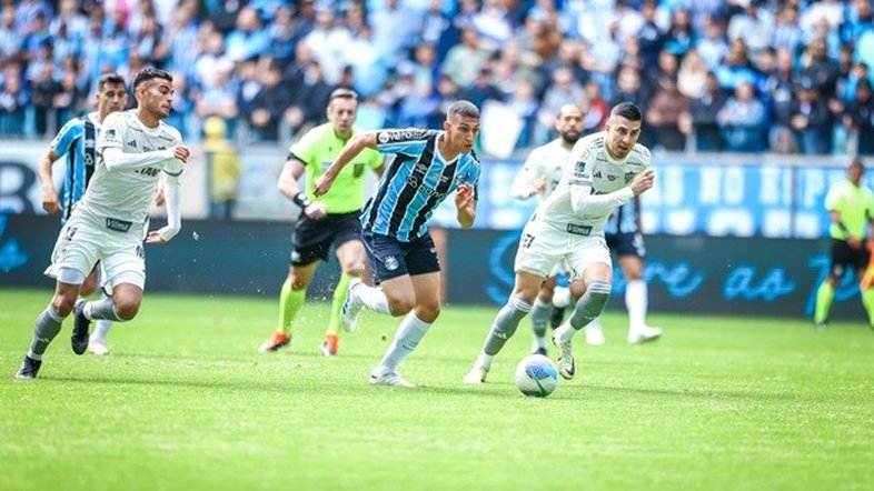 Grêmio sofre dois gols nos acréscimos e leva virada do Atlético-MG