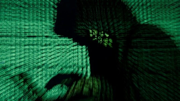 Ilustração de hacker mostra projeções de linguagem de códigos sobre homem com laptop 13/05/2017 REUTERS/Kacper Pempel
