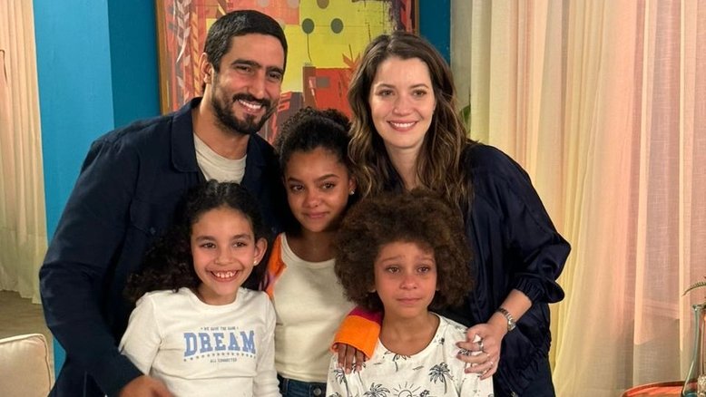 Heloísa Storani posa ao lado de Renato Góes e Nathalia Dill