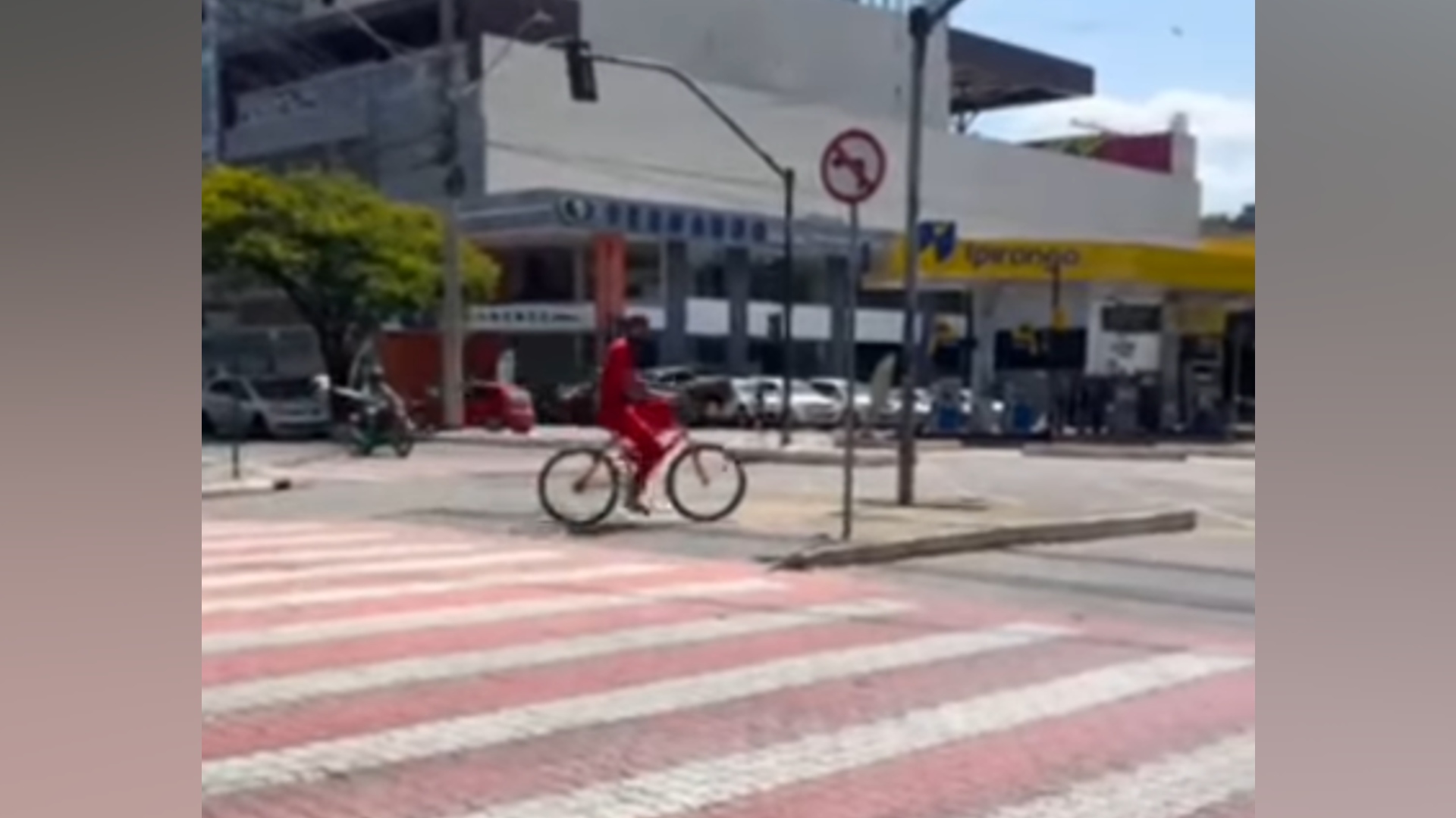 Vídeo: homem escapa de policiais e foge de julgamento usando bicicleta em Minas Gerais