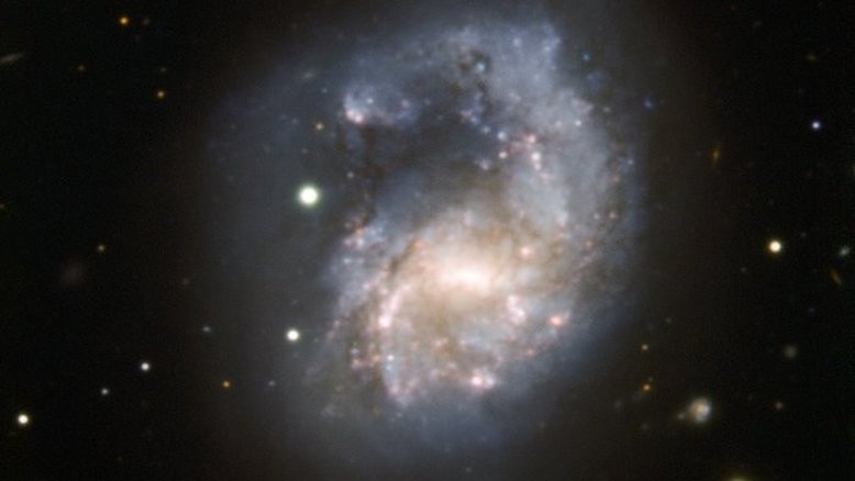 NGC 4027, também conhecida como Arp 22, está localizada a cerca de 75 milhões de anos-luz de distância, na Constelação do Corvo. Esta galáxia espiral barrada é identificada como uma galáxia peculiar por conta de seu braço estendido. Essa formação é provavelmente resultado de uma colisão com outra galáxia, há milhões de anos