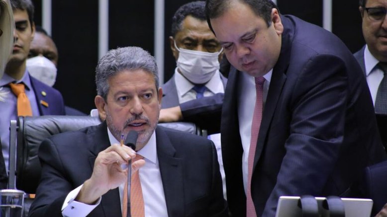 O presidente da Câmara, Arthur Lira, ao lado do deputado Elmar Nascimento (Uniao-BA)